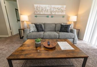 Ou Sooner, Pool & Gym, Bbq, Netflix, 100mb Internet, Lg Washer & Dryer, Close To Ou! has Balcony rooms