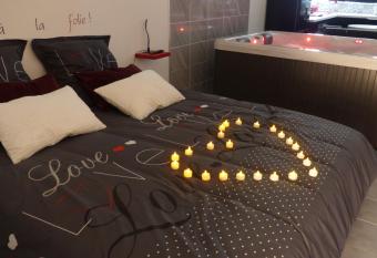 Nuit romantique avec Jacuzzi SPA privatif proche TOULOUSE allows 18 year olds to book a room