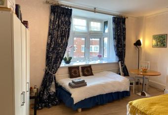 Deluxe Three Bed Apartment in Henley-on-Thames near Station River & Town Centre allows 18 year olds to book a room