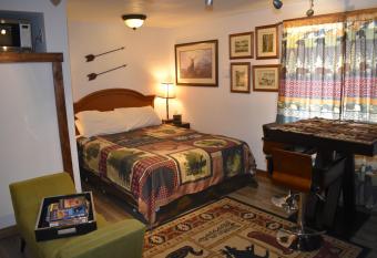 Yellowstone Motel - Adults Only - All rooms have kitchens allows 18 year olds to book a room