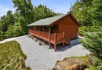 EASY LIVIN - SECLUDED FAMILY LOG CABIN has rooms with a private hot tub