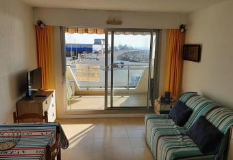 Studio Cabine 2    4 personnes face mer. allows 18 year olds to book a room