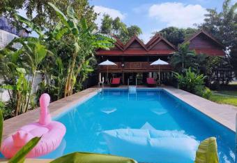 CAPITAL O923 Elephant@baan Tawai allows 18 year olds to book a room