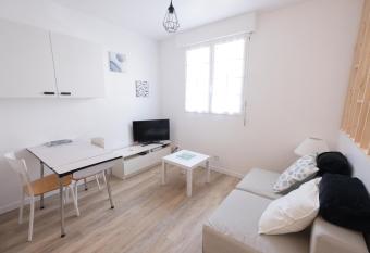 Le blason logement avec parking priv   & wifi allows 18 year olds to book a room