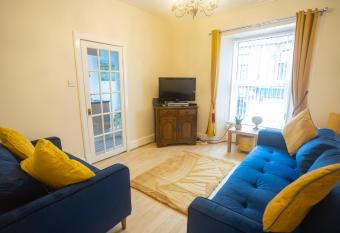 Sandgate 2-Bed Apartment in Ayr central location has Balcony rooms