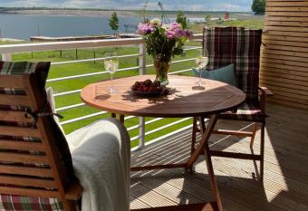 Modernes Apartment am Hafen mit Seeblick allows 18 year olds to book a room