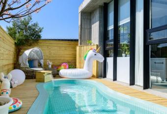 Villa Le Ballon Bleu has rooms with a private hot tub