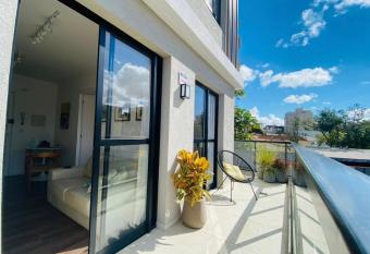 O Melhor do Alto da XV com garagem e sacada has Balcony rooms