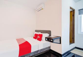 Super OYO 3198 Sukomanunggal Inn allows 18 year olds to book a room