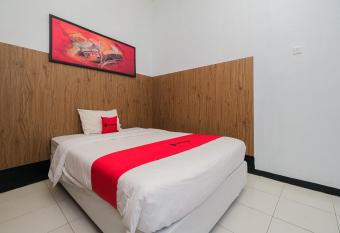 RedDoorz Syariah near RSUD Tuban allows 18 year olds to book a room