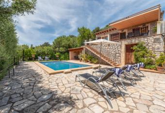 Es Puch has Balcony rooms