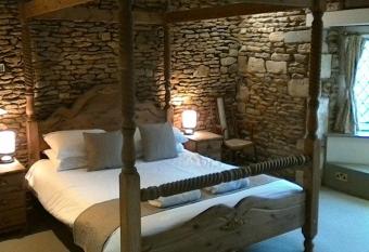 Swan Inn Lechlade allows 18 year olds to book a room