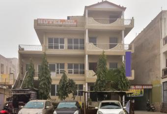 SPOT ON 72005 Hotel Shri Anand allows 18 year olds to book a room