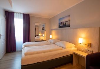 Nautic Hotel Bremerhaven allows 18 year olds to book a room