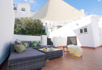 Casa con terraza y patio privado en Salobre  a allows 18 year olds to book a room