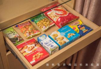 Lavande Hotel Guangzhou Tianhe Park Yuancun Metro Station allows 18 year olds to book a room