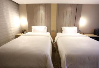 Lavande Hotel Guangzhou Tianhe Park Huangpu Avenue allows 18 year olds to book a room
