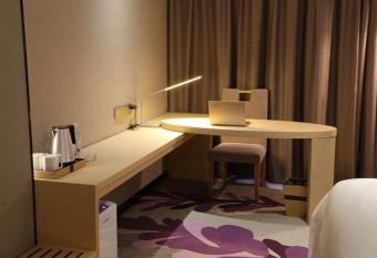 Lavande Hotels  Guangzhou Science City Huangpi Metro Station allows 18 year olds to book a room