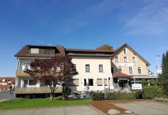 Hotel L  wen allows 18 year olds to book a room