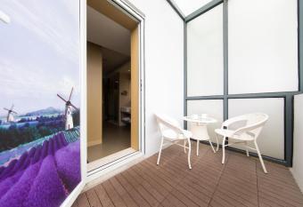 Lavande Hotels  Kunshan Renmin Road allows 18 year olds to book a room