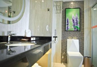 Lavande Hotels  Shenzhen Shiyan Bus Terminal allows 18 year olds to book a room