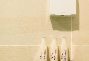 Lavande Hotel (Guangzhou Chimelong Shiqiao Metro Station Yifa Pedestrian Street) allows 18 year olds to book a room