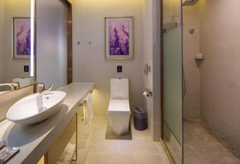 Lavande Hotels  Foshan Lishui Heshun Wanfu City allows 18 year olds to book a room