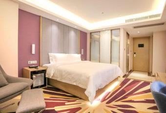 Lavande Hotels  Foshan Bijiang Light Rail Country Garden Headquarters allows 18 year olds to book a room