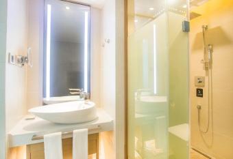 Lavande Hotels  Shenzhen Baoan Xinan allows 18 year olds to book a room