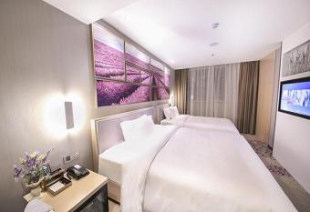 Lavande Hotel Beijing Guanganmen Daguan Garden allows 18 year olds to book a room