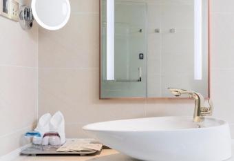 Lavande Hotels  Guangzhou Jingxi Southern Hospital Metro Station allows 18 year olds to book a room