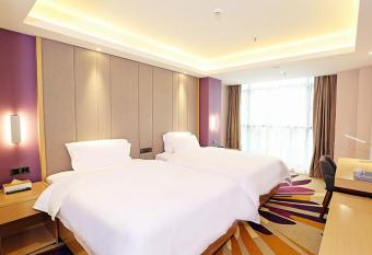 Lavande Hotel Jiahe Wanggang Metro Station allows 18 year olds to book a room