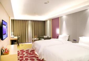 Lavande Hotels  Shenzhen North Railway Station Longhua Bus Terminal allows 18 year olds to book a room