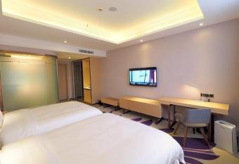 Lavande Hotels  Guangzhou Luoxi Xiajiao Metro Station allows 18 year olds to book a room