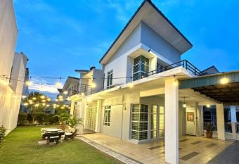 BNB Casa Grande at Rawang - spacious, 15 pax and WiFi has Balcony rooms