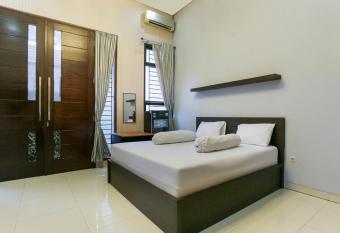 OYO Life 3520 Indoniaga Palace allows 18 year olds to book a room