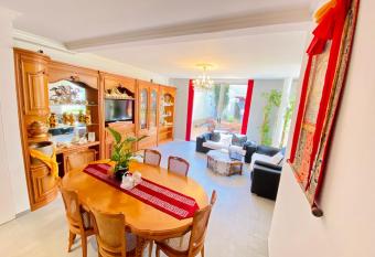 Reims Sherpa Guest House has Balcony rooms