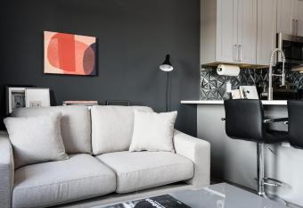 Luxe LF Square 1BR with City View & Rooftop by Zencity has Balcony rooms