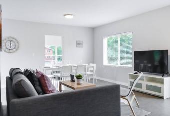 Duplex Upper East Side 15 Minutes From the Beach allows 18 year olds to book a room