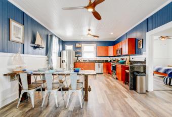 NEW Whaler Inn- Nautical Magic Hilo Downtown has Balcony rooms