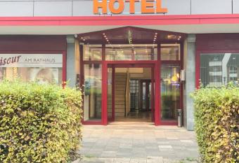 Hotel am Rathaus allows 18 year olds to book a room