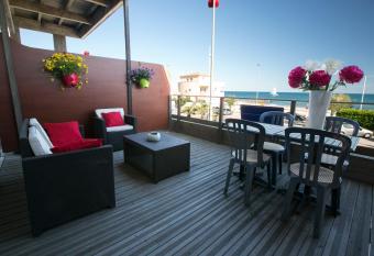 Les Terrasses Du Grand Large Bord de Mer allows 18 year olds to book a room