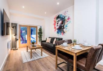 SGT Peppers Mathew Street Apartments By Happy Days has Balcony rooms