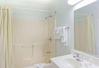 POCONO NIGHT LODGE has rooms with a private hot tub