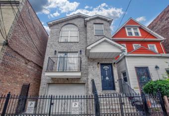 Goodseed Suites Philadephia Center allows 18 year olds to book a room