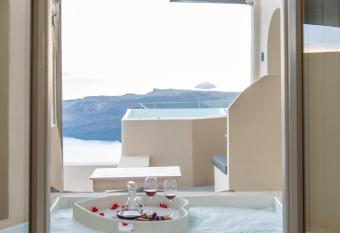Caldera Cliff Illusion has rooms with a private hot tub