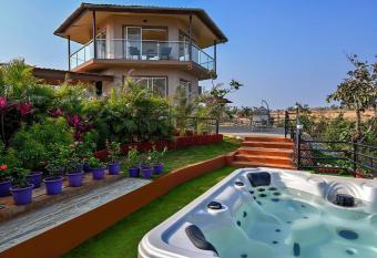 StayVista s Ora Indulgent Living - Valley-View, Couple-Friendly Villa with Outdoor Jacuzzi - Romantic Getaway has Balcony rooms