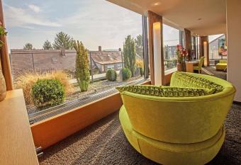 Hotel Der Blaue Reiter allows 18 year olds to book a room