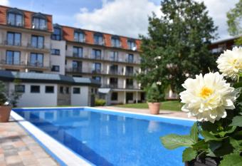 Aqualux Wellness- & Tagungshotel allows 18 year olds to book a room