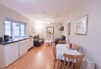 Ocean Breeze Apartment has Balcony rooms